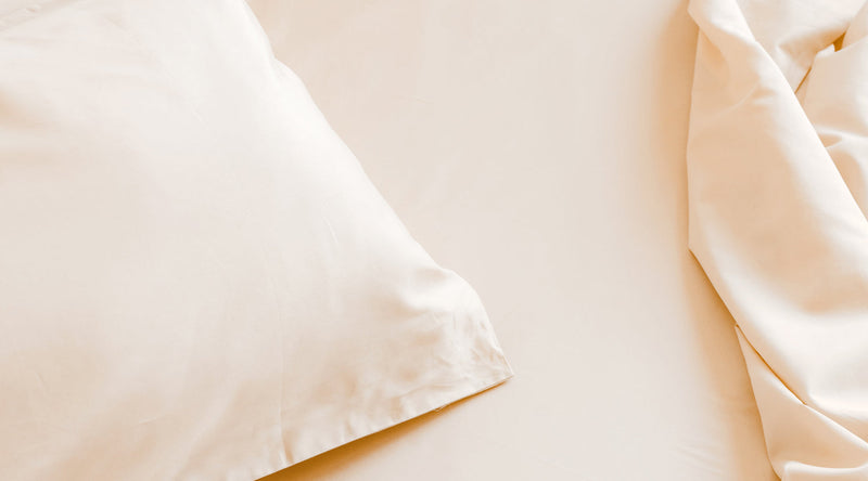 Sunset Serenity: Relaxing Bedroom Ideas for Summer with Soft Peach and Apricot Tones